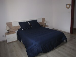 2 bedrooms, iron/ironing board, WiFi, bed sheets - Bee house (Les Chalesmes)
