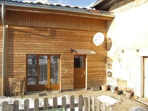Exterior - Bee house (Les Chalesmes)