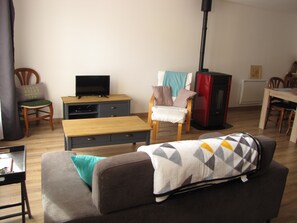 Living area - Bee house (Les Chalesmes)
