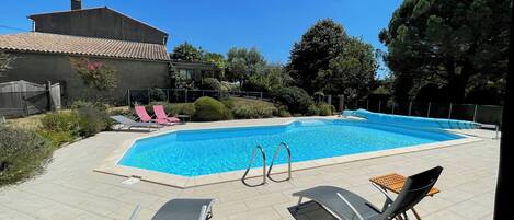 Una piscina al aire libre