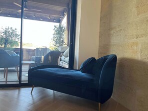 TV - Bordeaux Apartment with Balcony Steps to Wine & City Center! (Bordeaux)