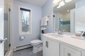 Hair dryer, towels, soap, shampoo - Charming 3-bedroom house with AC in peaceful Tiverton (Tiverton)