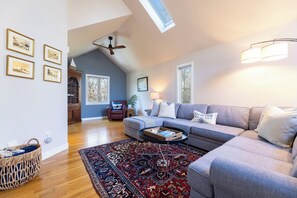 TV - Charming 3-bedroom house with AC in peaceful Tiverton (Tiverton)