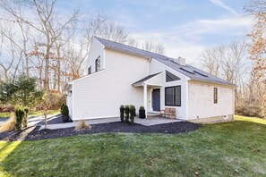 Exterior - Charming 3-bedroom house with AC in peaceful Tiverton (Tiverton)
