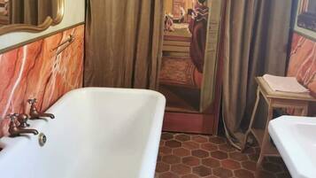 Douche, sèche-cheveux