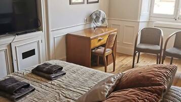 Fer et planche à repasser, lit parapluie, Wi-Fi, draps fournis