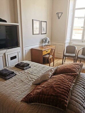 Fer et planche à repasser, lit parapluie, Wi-Fi, draps fournis