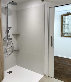 Shower, hair dryer - Inclusiv' Apartment in Bordeaux (Bordeaux)