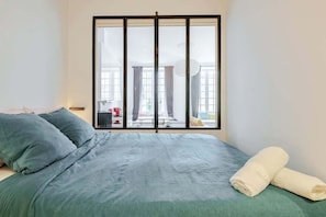 Iron/ironing board, WiFi, bed sheets - Charming Bordeaux Apartment in Historic District (Bordeaux)