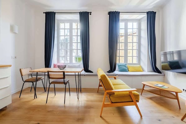 TV - Charming Bordeaux Apartment in Historic District (Bordeaux)