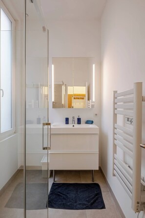 Shower, hair dryer - Charming Bordeaux Apartment in Historic District (Bordeaux)