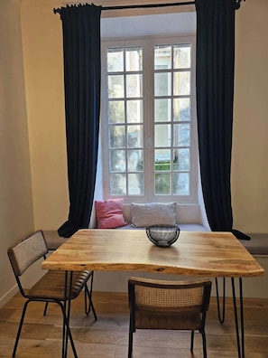 Dining - Charming Bordeaux Apartment in Historic District (Bordeaux)