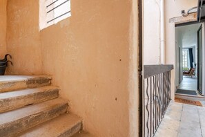 A staircase leading to a room with a view of the outside. - Chemin du muguet T2 hyper centre (Bordeaux)