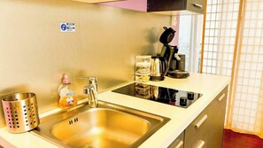 Refrigerador, microondas, cafetera y tetera y tetera eléctrica 