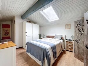 A bedroom with a bed, a wardrobe, a desk, and a dresser. - Echoppe Bordelaise typique dans Bordeaux (Bordeaux)