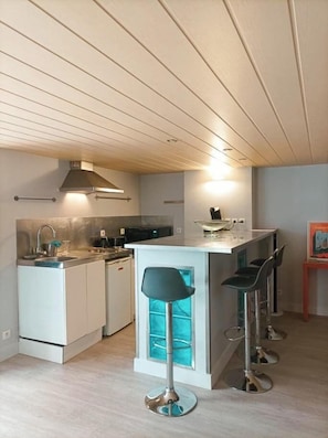 Réfrigérateur, micro-ondes, cafetière/bouilloire, grille-pain