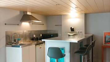 Wasserkocher mit Kaffee-/Teezubehör, Kühlschrank, Mikrowelle, Toaster