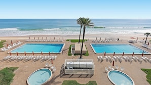 A heated pool - 🌴🌊Beautiful Oceanfront 3BR | Sandpiper 611 | Two Large Pools + Putting Green (New Smyrna Beach)