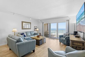 Smart TV, ping pong, books - 🌴🌊Beautiful Oceanfront 3BR | Sandpiper 611 | Two Large Pools + Putting Green (New Smyrna Beach)