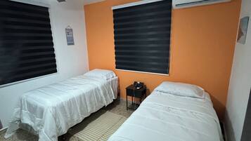 Tabla de planchar con plancha, wifi, ropa de cama