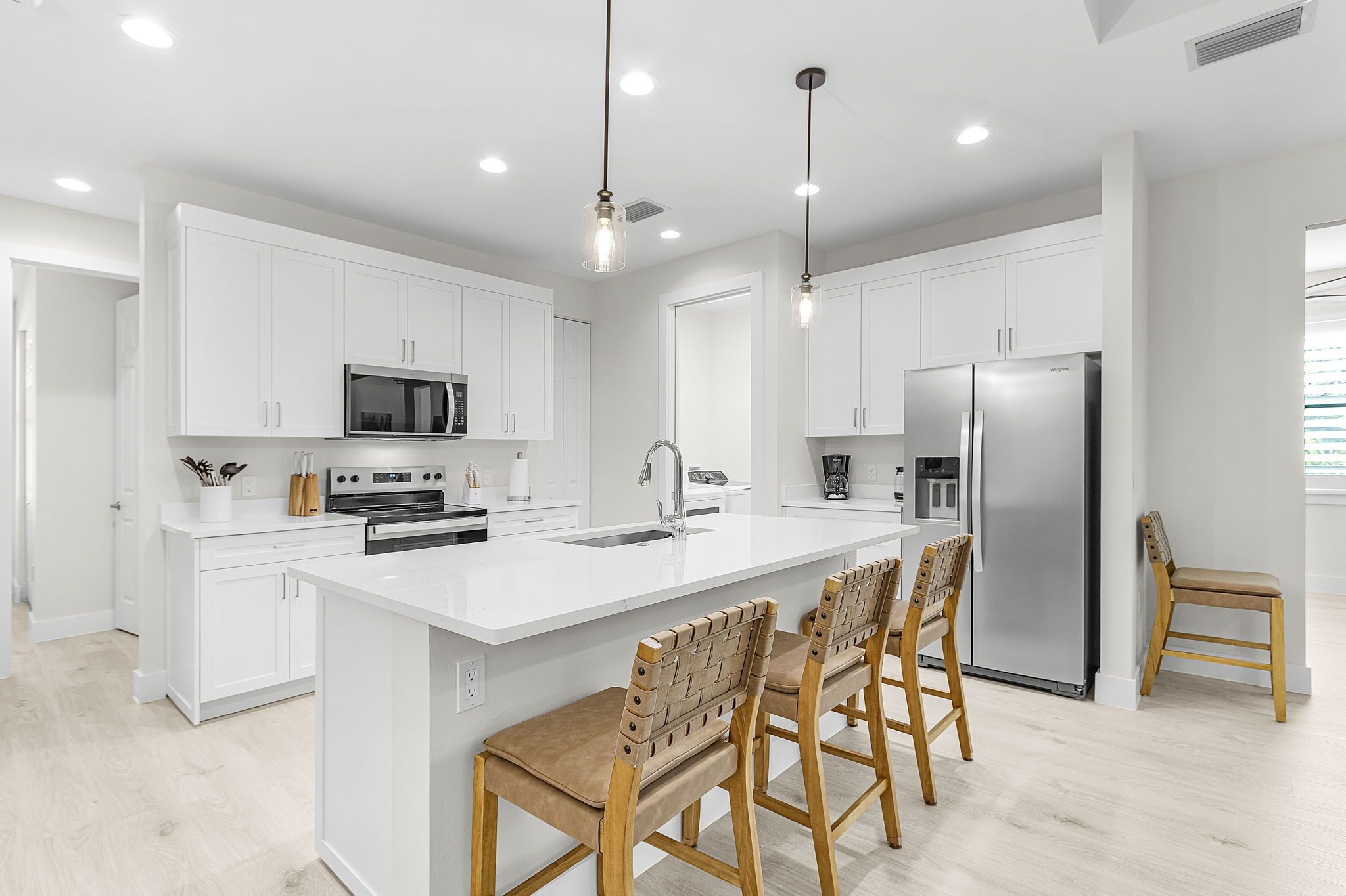 Kjøleskap, mikrobølgeovn, ovn og kokeplater