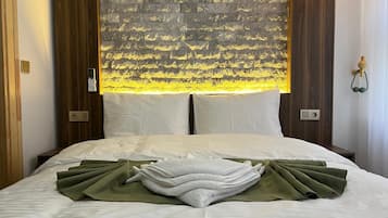 Rom – standard | Sengetøy av topp kvalitet, blendingsgardiner og strykejern/-brett