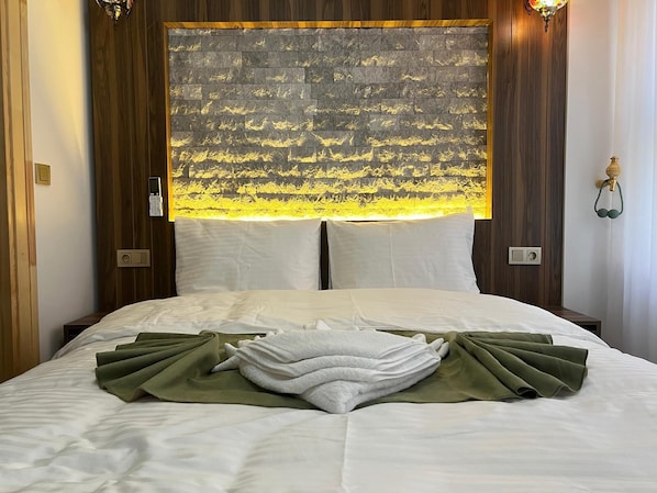 Standard Room | Peralatan tempat tidur premium, langsir/tirai gelap terus