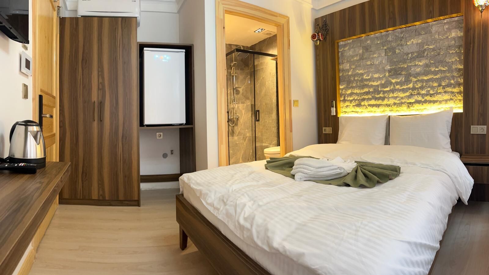 Standard Room | Peralatan tempat tidur premium, langsir/tirai gelap terus 