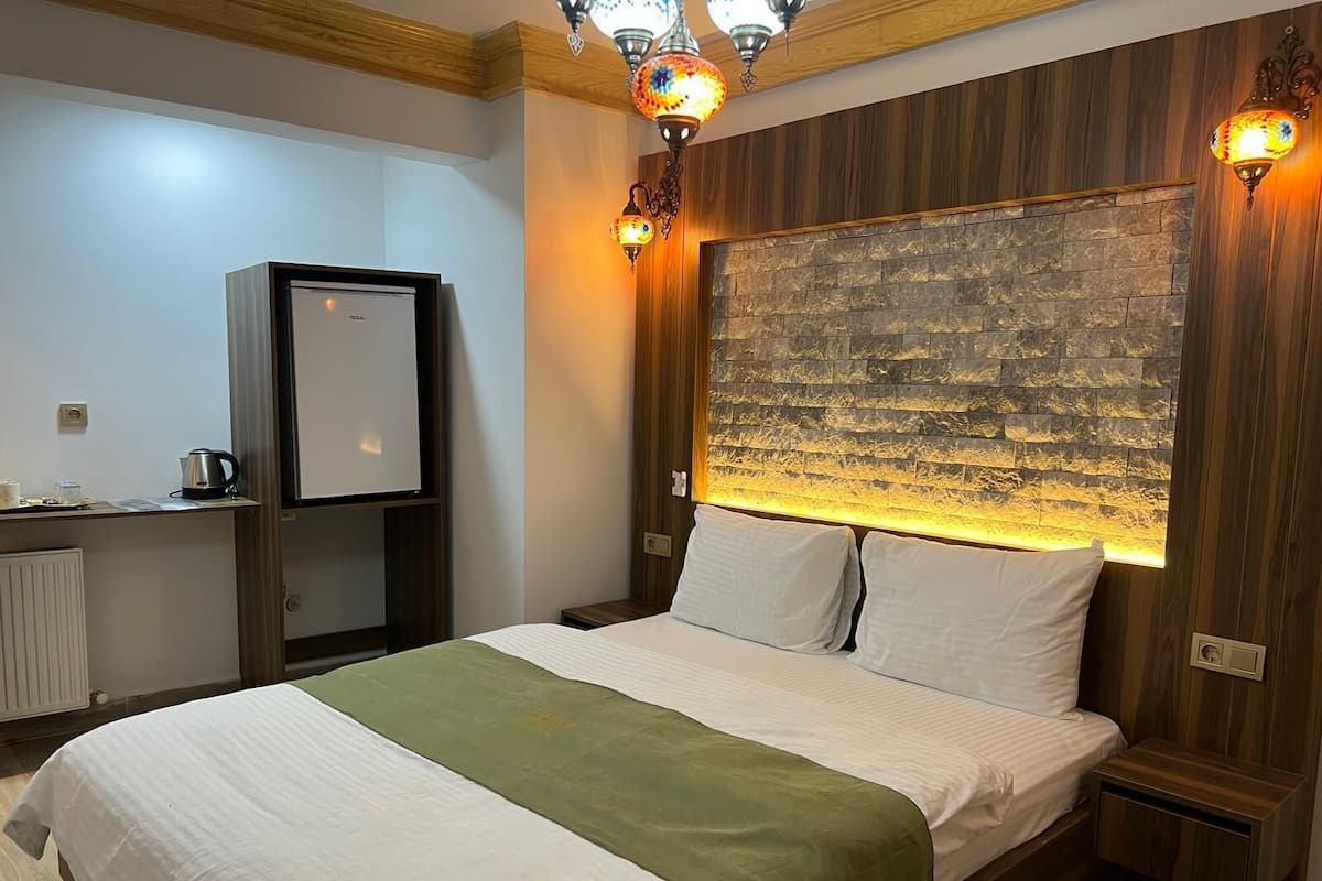 Economy Room | Peralatan tempat tidur premium, langsir/tirai gelap terus