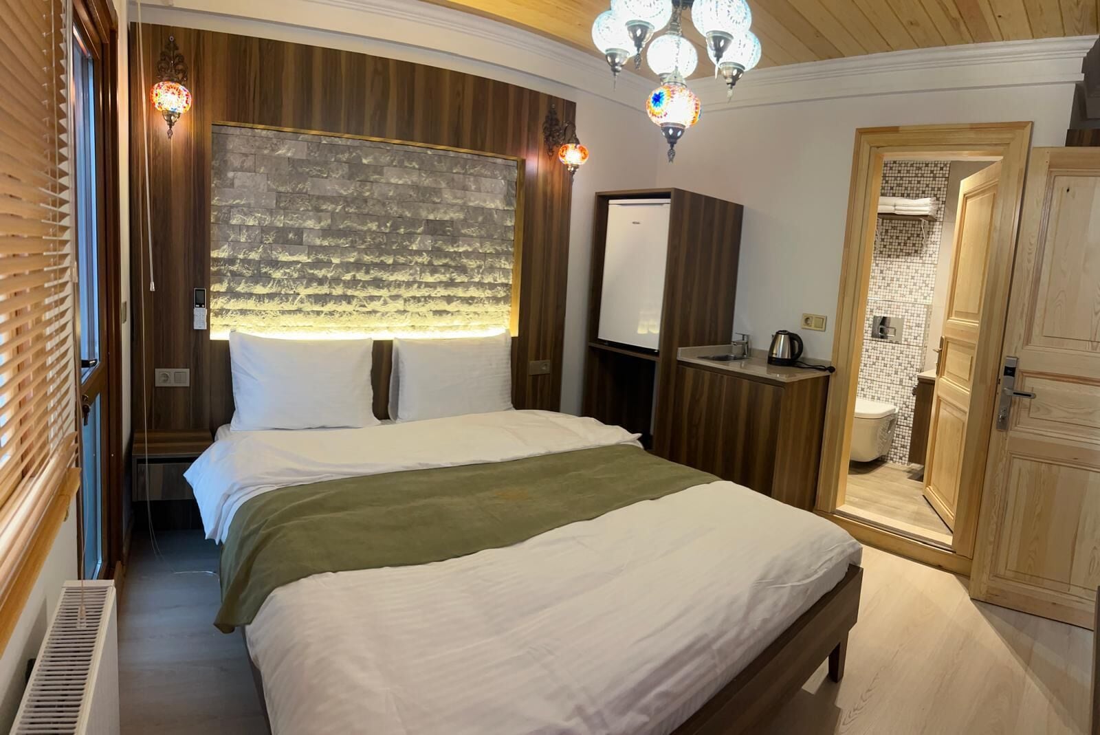 Standard Room, Balcony | Peralatan tempat tidur premium, langsir/tirai gelap terus 