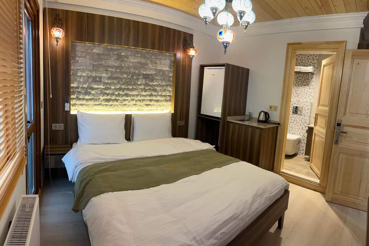 Standard Room, Balcony | Peralatan tempat tidur premium, langsir/tirai gelap terus