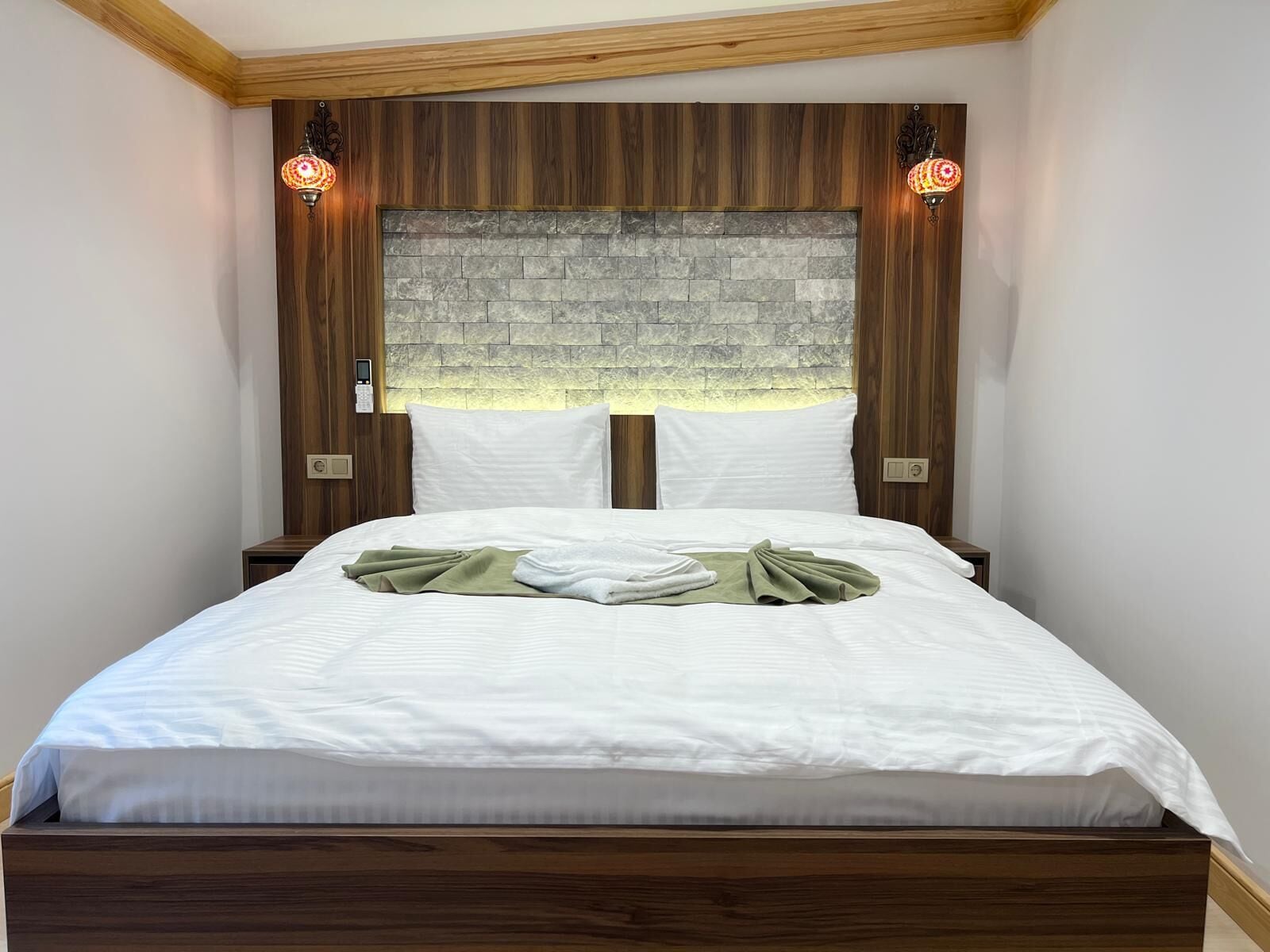 Deluxe Room | Peralatan tempat tidur premium, langsir/tirai gelap terus 