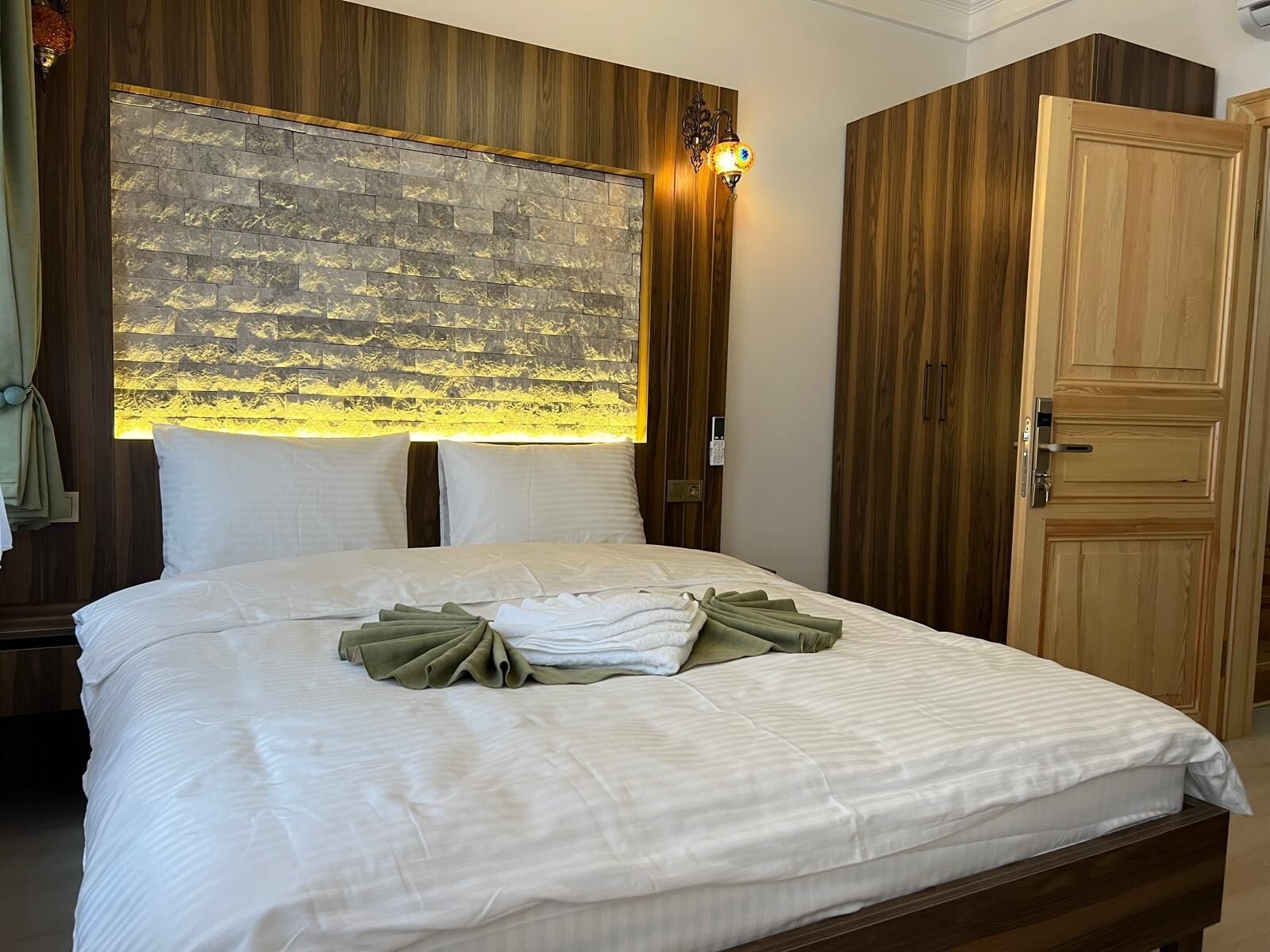 Deluxe Triple Room | Peralatan tempat tidur premium, langsir/tirai gelap terus 