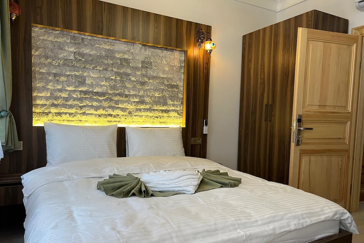 Deluxe Triple Room | Peralatan tempat tidur premium, langsir/tirai gelap terus