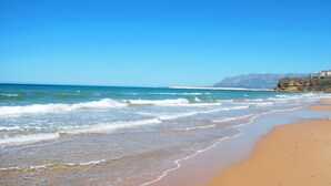 Una platja amb aigua turquesa i sorra daurada.