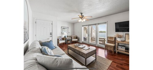 Stunning Waterfront 1BR/1BA Condo with Breathtaking Sunsets in Saint Petersburg.