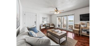 Stunning Waterfront 1BR/1BA Condo with Breathtaking Sunsets in Saint Petersburg.