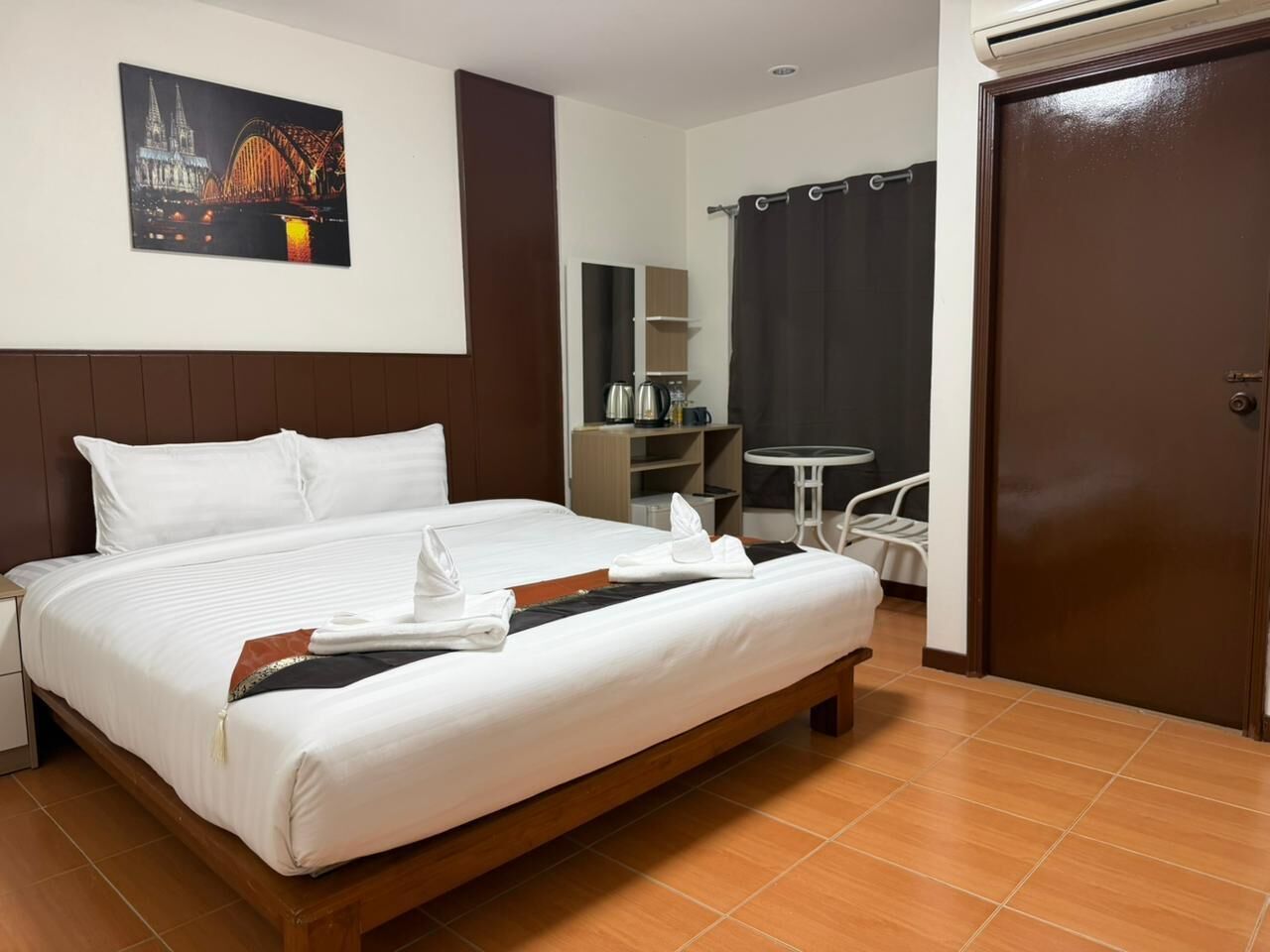 Escritorio, espacio para trabajar con laptop y wifi gratis 