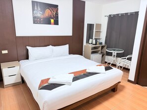 مكتب ومساحة عمل للكمبيوتر المحمول وواي فاي مجانًا