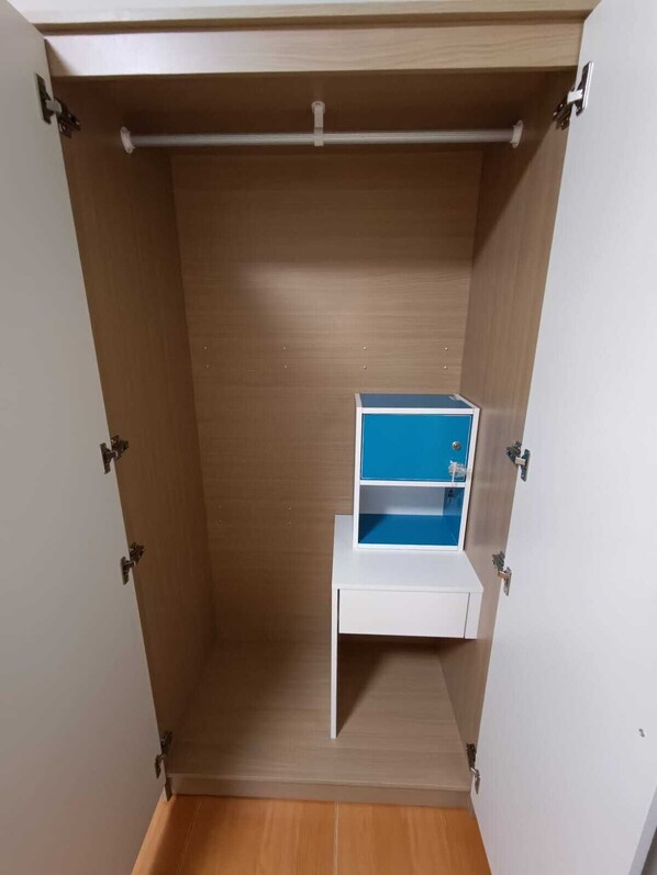 Desk, laptop workspace, free WiFi - Azure Palace (Patong)