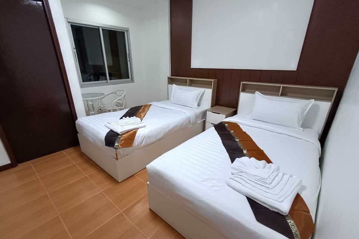 Escritorio, espacio para trabajar con laptop y wifi gratis