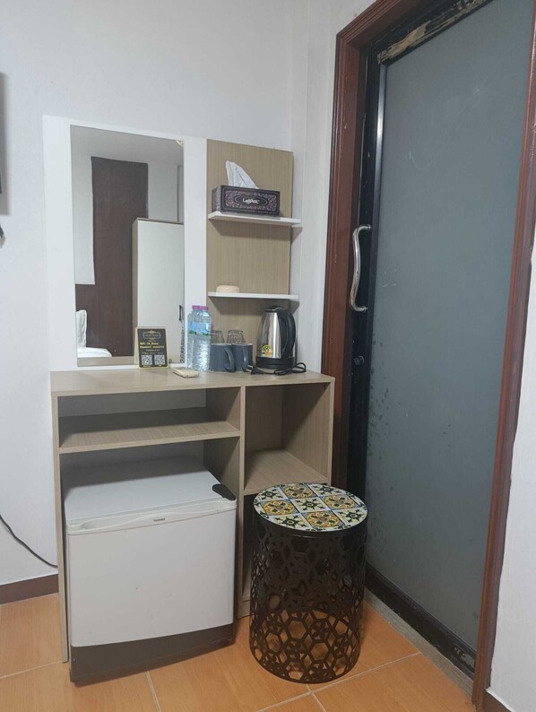 Desk, laptop workspace, free WiFi - Azure Palace (Patong)