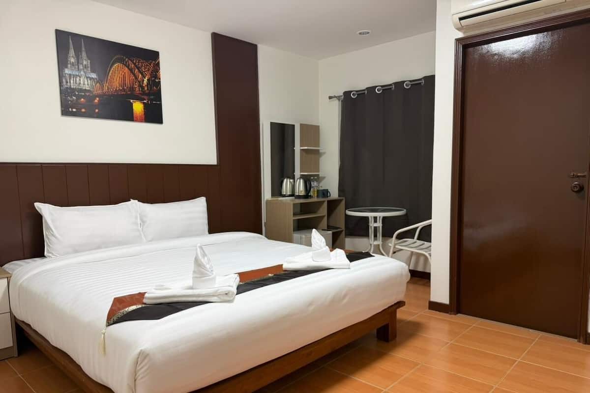 Escritorio, espacio para trabajar con laptop y wifi gratis