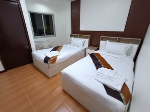 Escritorio, espacio para trabajar con laptop y wifi gratis