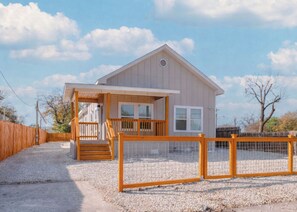 Exterior - Peaceful Stays with Easy Access to Downtown! (San Antonio)