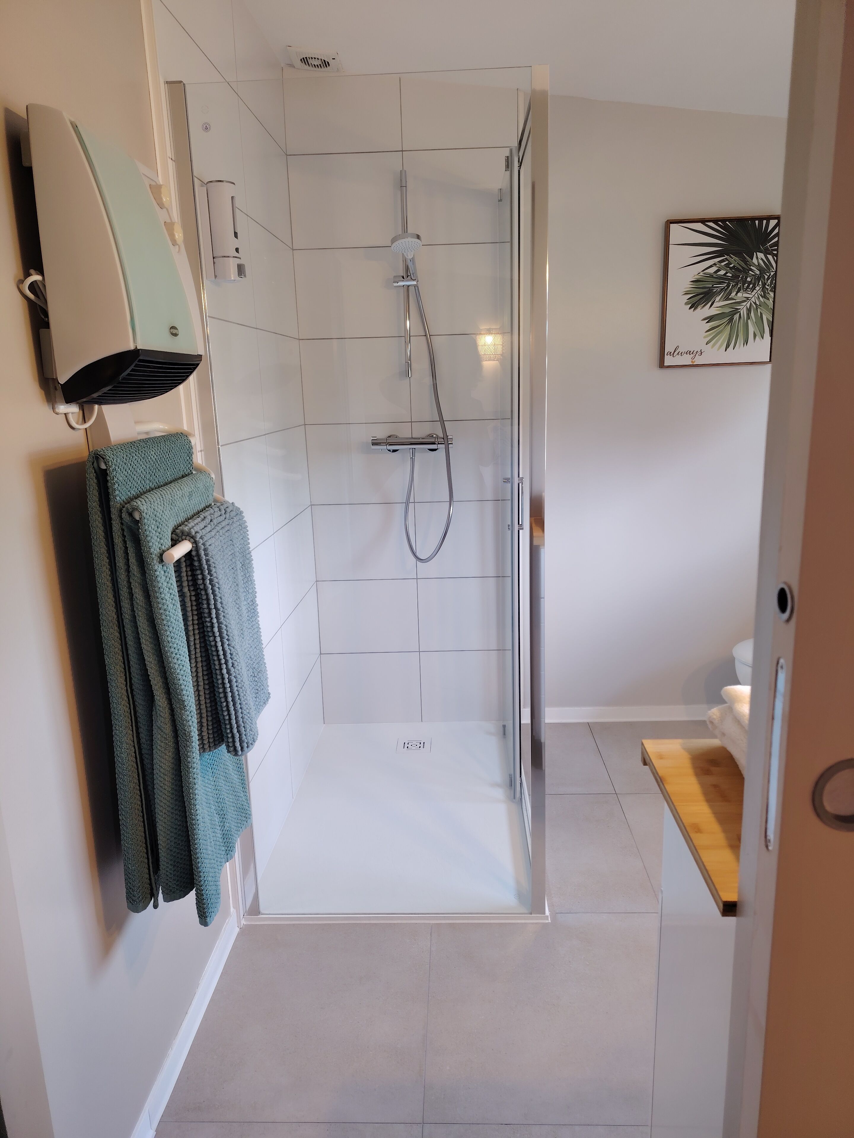 Quarto casal clássico | Banheiro | Chuveiro, secador de cabelo, toalhas de banho, sabonete