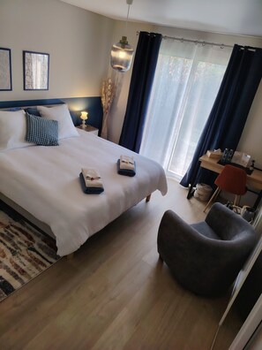 Desk, free WiFi - Maison d hotes Beauregard  (Donneville)