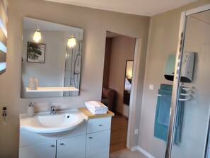 Classic Double Room | Bathroom | Shower, hair dryer, towels, soap - Maison d hotes Beauregard  (Donneville)