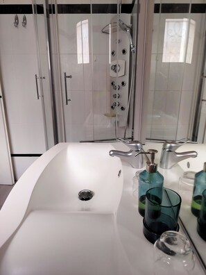 Quarto casal conforto, vista para o jardim | Banheiro | Chuveiro, secador de cabelo, toalhas de banho, sabonete