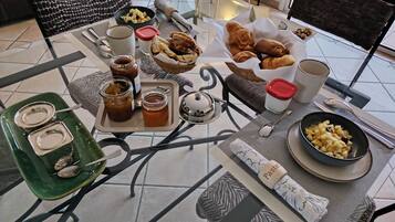 Free daily continental breakfast